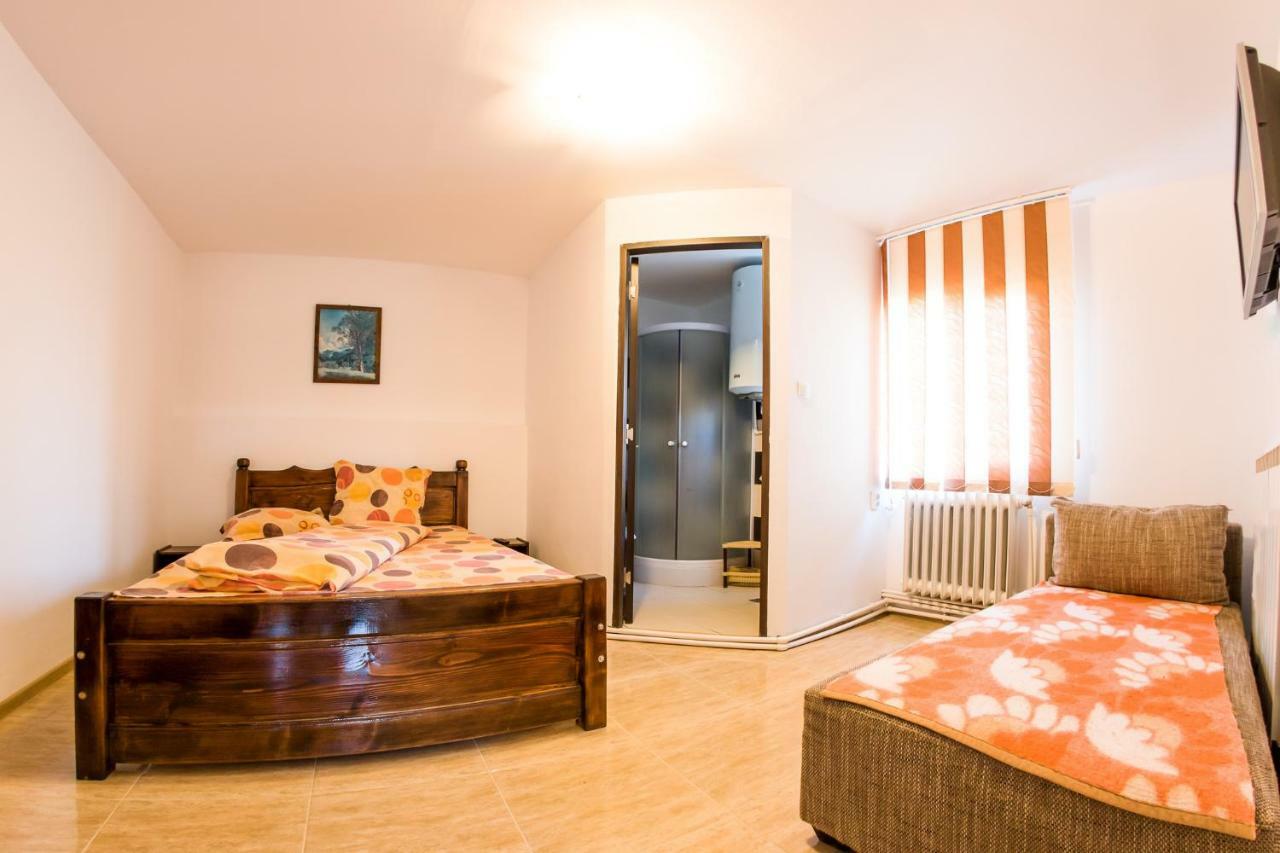 Casa de vacanta Jeny Novaci Străini Exterior foto